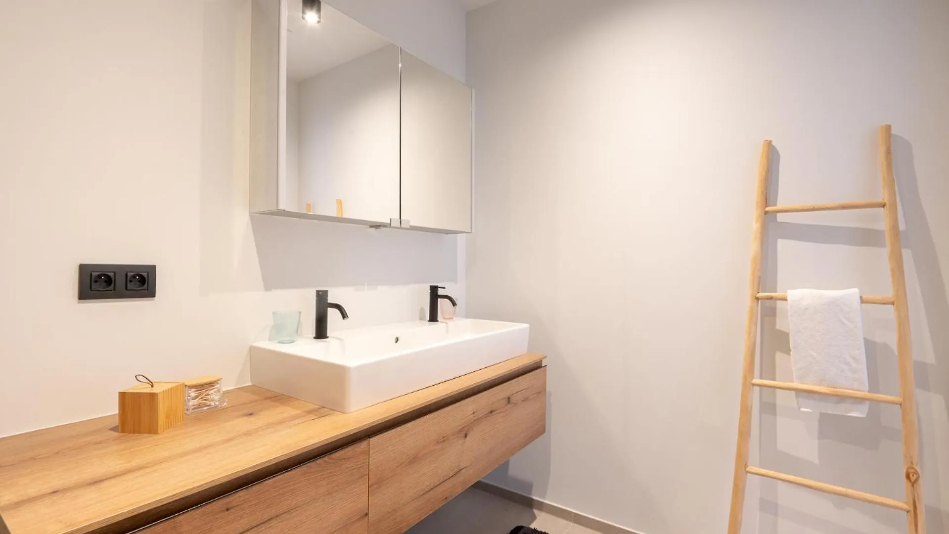 New Apartment With Stunning Views, Pool And Fitness Ostend